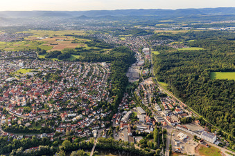 Stadübersicht mit Echaz-Tal von Nordwesten in Kirchentellinsfurt im Bundesland Baden-Württemberg, Deutschland