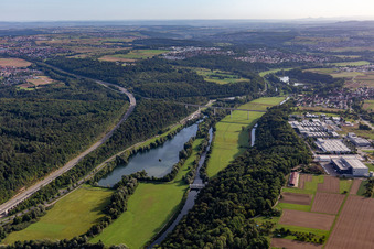 Neckartalviadukt über dem Baggersee in Kirchentellinsfurt im Bundesland Baden-Württemberg, Deutschland