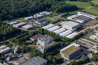 Industrie- und Gewerbegebiet mitAkzo Nobel Powder Coatings GmbH, R.E.T. GmbH und Möbel Rieger Lager Reutlingen im Ortsteil Jettenburg in Kusterdingen im Bundesland Baden-Württemberg, Deutschland