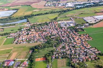Ortsansicht am Rande von landwirtschaftlichen Feldern und Nutzflächen im Ortsteil Bühl in Tübingen im Bundesland Baden-Württemberg, Deutschland