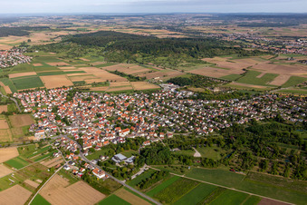 Ortsansicht am Rande von landwirtschaftlichen Feldern und Nutzflächen in Hirschau in Tübingen im Bundesland Baden-Württemberg, Deutschland