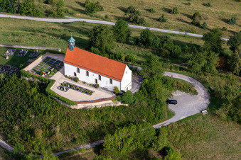 Luftaufnahme von Kirchengebäude der Kapelle Wurmlinger Kapelle - St. Remigius Kapelle im Ortsteil Wurmlingen in Rottenburg am Neckar im Bundesland Baden-Württemberg, Deutschland