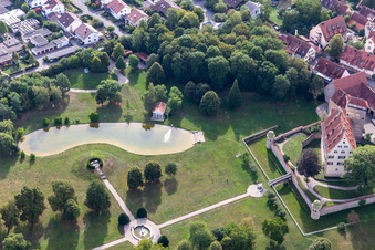 Gebäudekomplex im Schloßpark von Schloß und Orangerie Kilchberg in Tübingen im Bundesland Baden-Württemberg, Deutschland