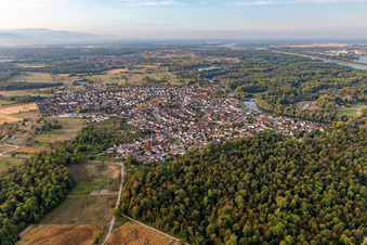Ortskern am Uferbereich des Altrhein - Flußverlaufes in Plittersdorf in Rastatt im Bundesland Baden-Württemberg, Deutschland