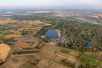 Luftbild von Wohnwagen und Zelte- Campingplatz - und Zeltplatz Rastatter-Freizeitparadies GmbH und Golfclub Altrhein e.V. in Plittersdorf im Bundesland Baden-Württemberg, Deutschland