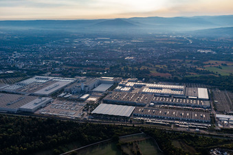Gebäude und Produktionshallen auf dem Werksgelände des Mercedes Benz Werk Rastatt im Morgenlicht in Rastatt im Bundesland Baden-Württemberg, Deutschland