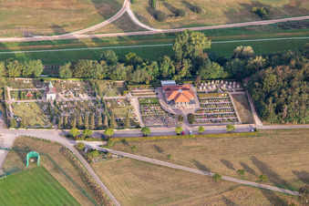 Luftbild von Friedhof in Iffezheim im Bundesland Baden-Württemberg, Deutschland