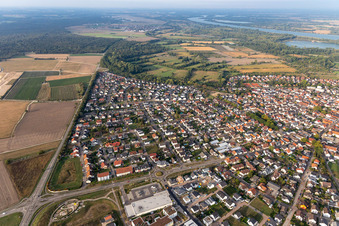 Ortskern am Uferbereich des Rhein - Flußverlaufes in Iffezheim im Bundesland Baden-Württemberg, Deutschland