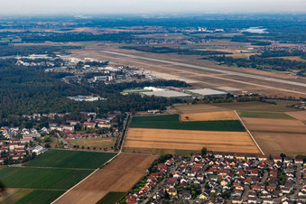 Start- und Landebahnen mit Rollwegen Hangaranlagen und Terminals auf dem Gelände des Flughafen Karlsruhe / Baden-Baden (FKB) in Rheinmünster im Ortsteil Söllingen im Bundesland Baden-Württemberg, Deutschland