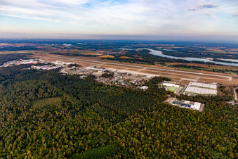 Luftbild von Start- und Landebahnen mit Rollwegen Hangaranlagen und Terminals auf dem Gelände des Flughafen Karlsruhe / Baden-Baden (FKB) in Rheinmünster im Ortsteil Söllingen im Bundesland Baden-Württemberg, Deutschland
