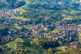 Dorf - Ansicht am Rande von landwirtschaftlichen Feldern und Nutzflächen im Ortsteil Büchelbach in Sasbachwalden im Bundesland Baden-Württemberg, Deutschland