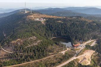 Hornisgrinde über dem Mummelsee an der Schwarzwaldhochstraße B500 in Seebach im Bundesland Baden-Württemberg, Deutschland