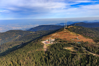 Hornisgrinde, höchster Berg des N-Schwarzwalds mit SWR Sender, Bismarckturm und Hornisgrindeturm in Seebach im Bundesland Baden-Württemberg, Deutschland