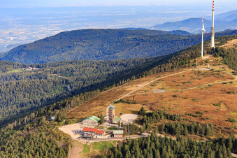Luftbild von Hornisgrinde, höchster Berg des N-Schwarzwalds mit SWR Sender, Bismarckturm und Hornisgrindeturm in Seebach im Bundesland Baden-Württemberg, Deutschland