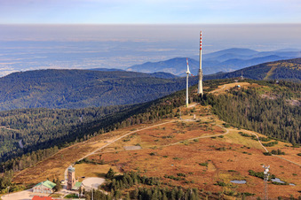 Luftaufnahme von Hornisgrinde, höchster Berg des N-Schwarzwalds mit SWR Sender, Bismarckturm und Hornisgrindeturm in Seebach im Bundesland Baden-Württemberg, Deutschland