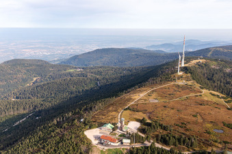 Bergrettungsstation Hornisgrinde (höchster Gibfel des N-Schwarzwalds) und Bergrettungsstation Hornisgrinde - Karl-Speck Hütte, Hornisgrindeturm, Bismarckturm, Sendemast und Grinde Hütte in Seebach im Ortsteil Obersasbach in Sasbach im Bundesland Baden-Württemberg, Deutschland
