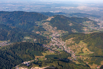 Ortsansicht der Straßen und Häuser der Wohngebiete in Ottenhöfen im Schwarzwald im Bundesland Baden-Württemberg, Deutschland
