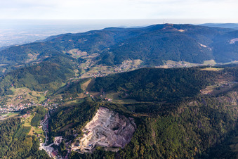 Luftbild von Steinbruch zum Abbau und zur Gewinnung von Granit in Ottenhöfen im Schwarzwald im Ortsteil Blöchereck im Bundesland Baden-Württemberg, Deutschland