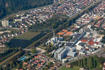Gebäude und Produktionshallen auf dem Werksgelände Papierfabrik August Koehler SE in Oberkirch im Bundesland Baden-Württemberg, Deutschland