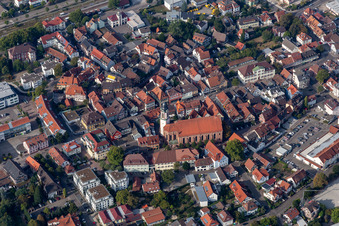 Kirchengebäude der Katholischen Kirche St. Cyriak im Altstadt- Zentrum der Innenstadt in Oberkirch im Ortsteil Gaisbach im Bundesland Baden-Württemberg, Deutschland