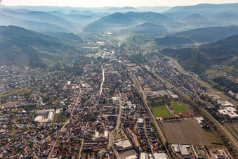Ortsansicht der Straßen und Häuser der Wohngebiete in der von Schwarzwald-Bergen umgebenen Tallandschaft der Rench in Oberkirch im Bundesland Baden-Württemberg, Deutschland