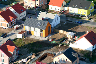 Neubaugebiet An den Tongruben in Rheinzabern im Bundesland Rheinland-Pfalz, Deutschland von einer Drohne aus