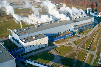Schrägluftbild von Papierfabrik Palm im Industriegebiet Oberwald in Wörth am Rhein im Bundesland Rheinland-Pfalz, Deutschland
