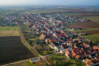Hauptstraße von Osten in Freckenfeld im Bundesland Rheinland-Pfalz, Deutschland