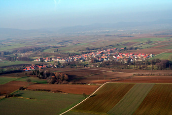 Ortschaft von Süden in Dierbach im Bundesland Rheinland-Pfalz, Deutschland