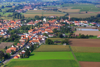 Hauptstraße von Osten in Minfeld im Bundesland Rheinland-Pfalz, Deutschland