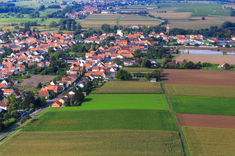 Luftbild von Hauptstraße von Osten in Minfeld im Bundesland Rheinland-Pfalz, Deutschland