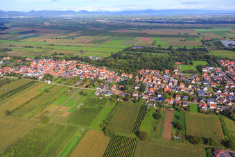 Dorfansicht aus Süden in Winden im Bundesland Rheinland-Pfalz, Deutschland