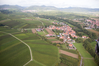 Schrägluftbild von Ortsteil Klingen in Heuchelheim-Klingen im Bundesland Rheinland-Pfalz, Deutschland