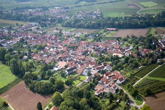 Schrägluftbild von Ortsteil Heuchelheim in Heuchelheim-Klingen im Bundesland Rheinland-Pfalz, Deutschland