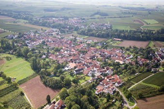 Ortsteil Heuchelheim in Heuchelheim-Klingen im Bundesland Rheinland-Pfalz, Deutschland von oben