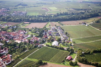 Am Berg im Ortsteil Heuchelheim in Heuchelheim-Klingen im Bundesland Rheinland-Pfalz, Deutschland