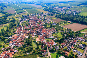 Hauptstraße von Osten im Ortsteil Heuchelheim in Heuchelheim-Klingen im Bundesland Rheinland-Pfalz, Deutschland