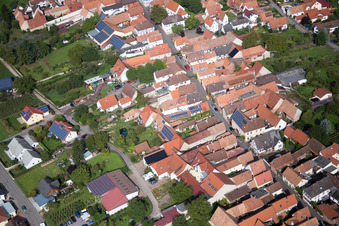 Schrägluftbild von Ortsteil Heuchelheim in Heuchelheim-Klingen im Bundesland Rheinland-Pfalz, Deutschland