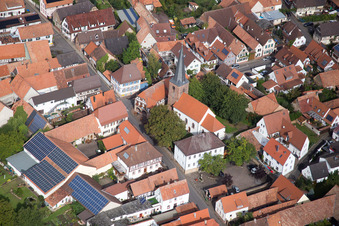 Kirche im Ortsteil Heuchelheim in Heuchelheim-Klingen im Bundesland Rheinland-Pfalz, Deutschland