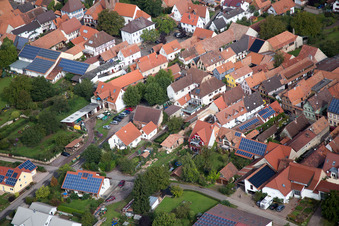Drohnenaufname von Ortsteil Heuchelheim in Heuchelheim-Klingen im Bundesland Rheinland-Pfalz, Deutschland