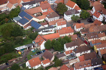 Ortsteil Heuchelheim in Heuchelheim-Klingen im Bundesland Rheinland-Pfalz, Deutschland aus der Drohnenperspektive