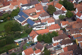 Ortsteil Heuchelheim in Heuchelheim-Klingen im Bundesland Rheinland-Pfalz, Deutschland von einer Drohne aus