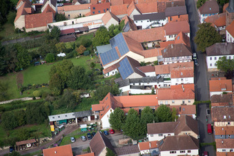 Ortsteil Heuchelheim in Heuchelheim-Klingen im Bundesland Rheinland-Pfalz, Deutschland von der Drohne aus gesehen