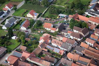 Schrägluftbild von Ortsteil Heuchelheim in Heuchelheim-Klingen im Bundesland Rheinland-Pfalz, Deutschland