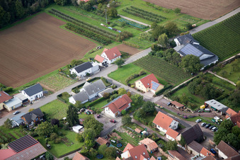 Schrägluftbild von Am Pfarrgarten im Ortsteil Heuchelheim in Heuchelheim-Klingen im Bundesland Rheinland-Pfalz, Deutschland