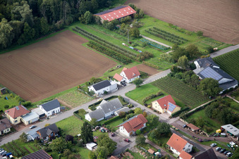 Am Pfarrgarten im Ortsteil Heuchelheim in Heuchelheim-Klingen im Bundesland Rheinland-Pfalz, Deutschland von oben