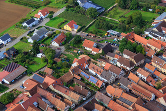 Hauptstraße x Am Pfarrgarten im Ortsteil Heuchelheim in Heuchelheim-Klingen im Bundesland Rheinland-Pfalz, Deutschland