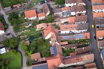 Ortsteil Heuchelheim in Heuchelheim-Klingen im Bundesland Rheinland-Pfalz, Deutschland aus der Drohnenperspektive