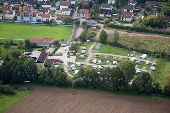 Wohnwagen und Zelte- Campingplatz - und Zeltplatz am Freibad im Ortsteil Ingenheim in Billigheim-Ingenheim im Ortsteil Klingen in Heuchelheim-Klingen im Bundesland Rheinland-Pfalz, Deutschland