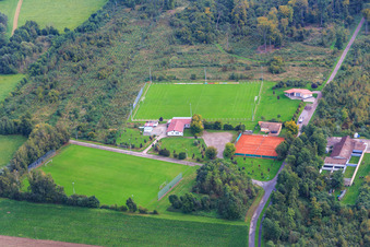 Sportplat, Tennisplatz und Schützenhaus in Steinweiler im Bundesland Rheinland-Pfalz, Deutschland
